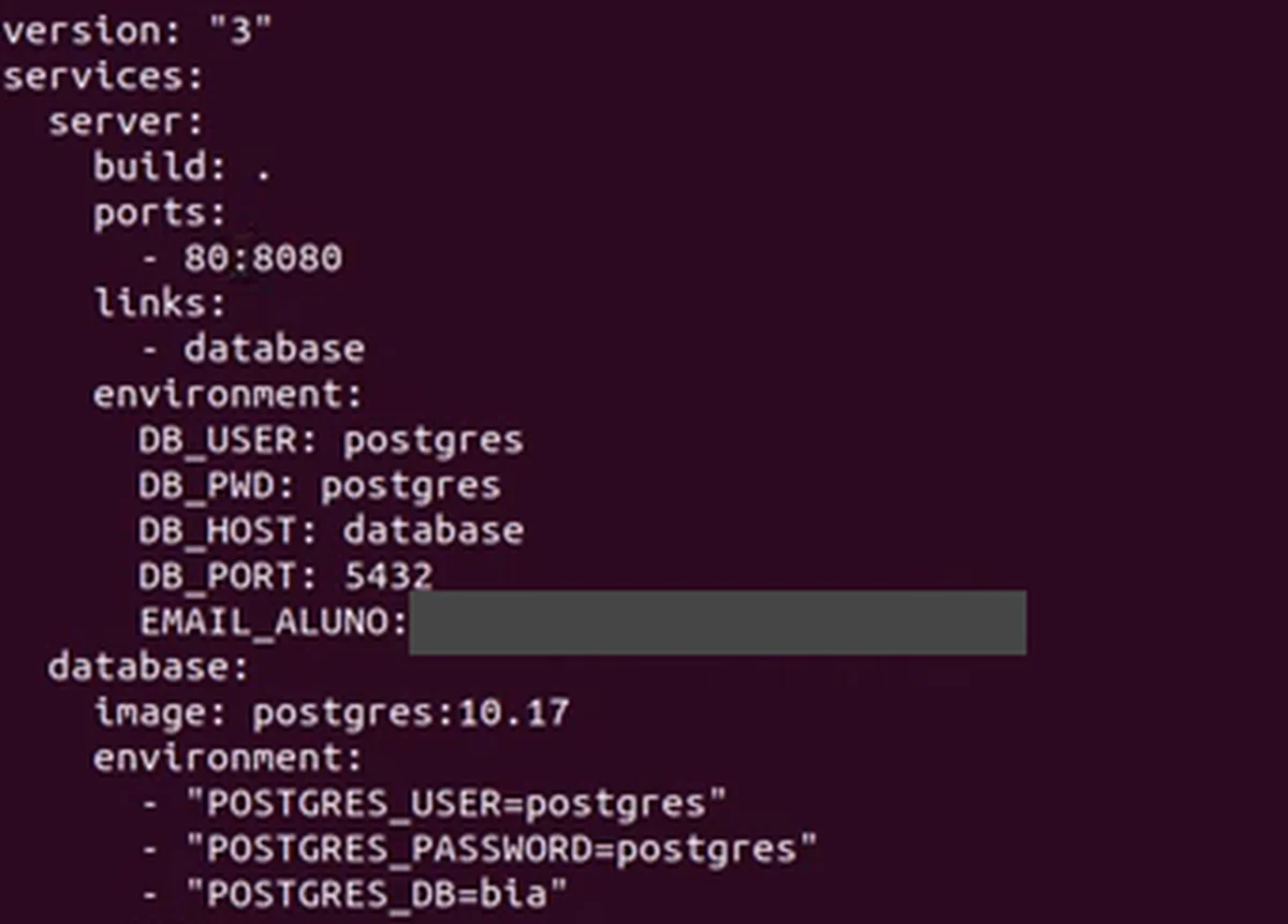 docker-compose.yml no nano: o serviço server publicado em 80:8080 e o serviço database com a imagem postgres:10.17