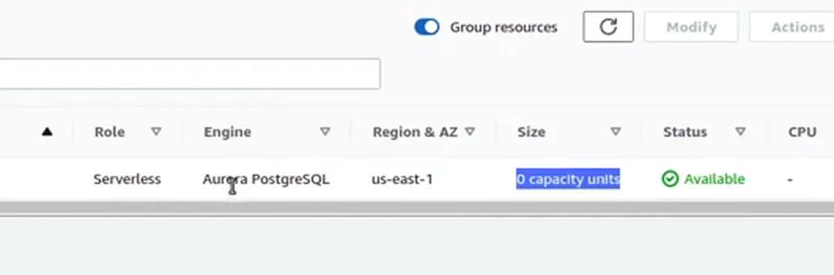 A lista de bancos do RDS com o cluster Aurora PostgreSQL serverless, tamanho de 0 capacity units e status Available