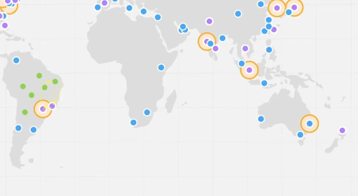 O mapa-múndi da aula, com os pontos de edge location (azul e roxo) e os regional edge caches (círculos laranja) espalhados pelo mundo, incluindo o Brasil