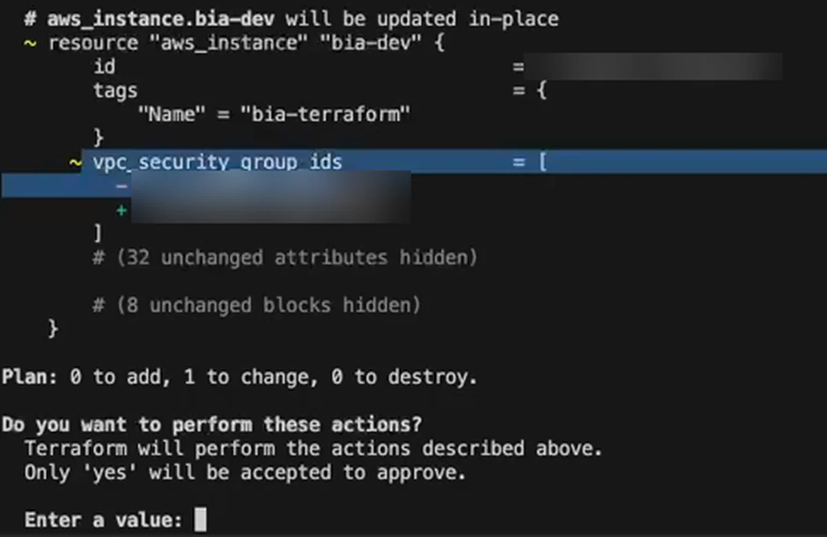 O plan do Terraform ao trocar o Security Group: o vpc_security_group_ids muda e o resumo diz 0 to add, 1 to change, 0 to destroy (IDs borrados)