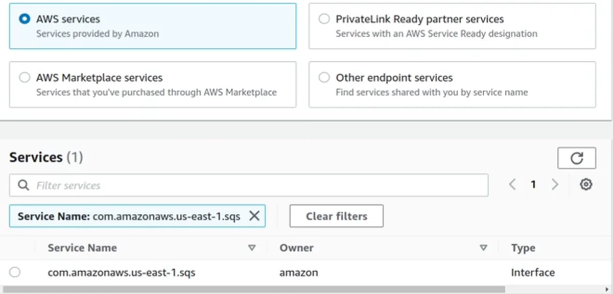 Create endpoint no console da VPC: categoria AWS services e um único serviço no filtro, com.amazonaws.us-east-1.sqs, do tipo Interface
