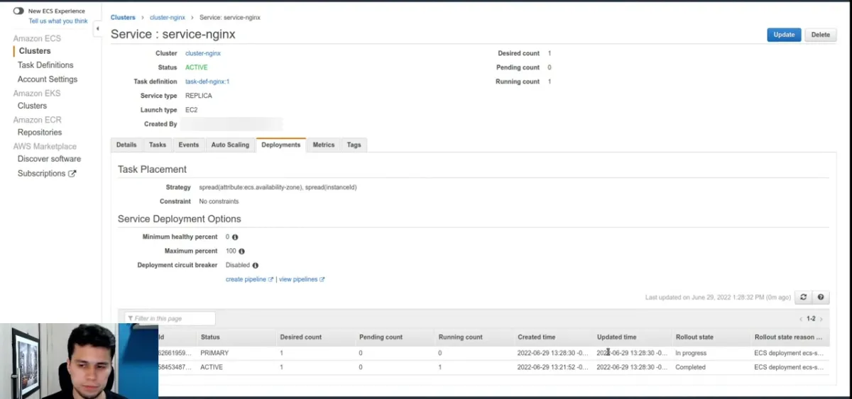 Deployments do service: 0 e 100, com o deployment novo em andamento ao lado do antigo (conta borrada)