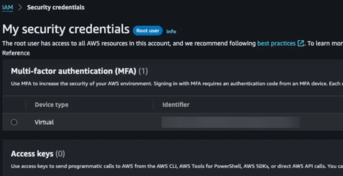 A página Security credentials do usuário root com MFA (1), um dispositivo Virtual, e Access keys (0) (identificador do MFA borrado)