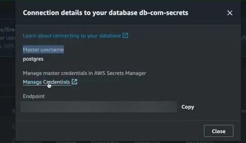 Detalhes de conexão do db-com-secrets: no lugar da senha, o RDS mostra que as credenciais do master estão no AWS Secrets Manager (endpoint borrado)