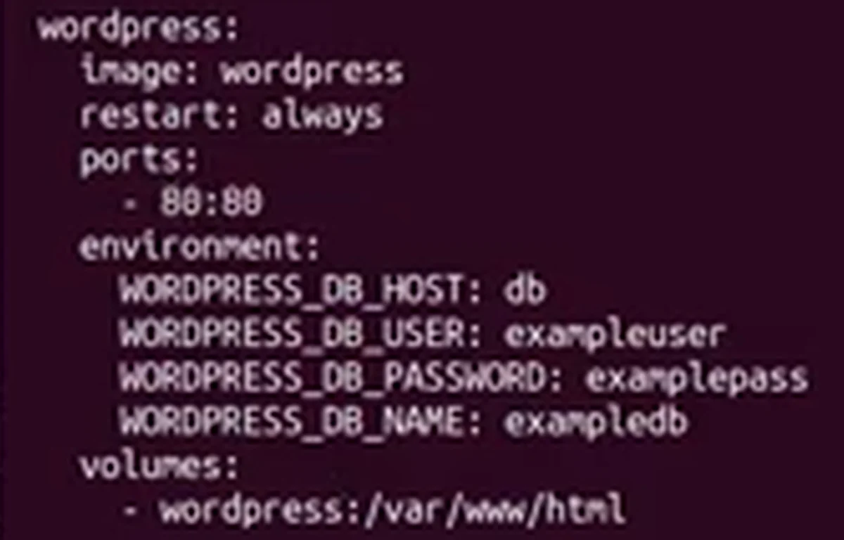 O docker-compose.yml aberto no nano, com o serviço wordpress e a porta já em 80:80
