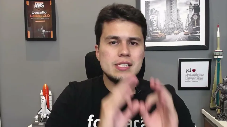 Henrylle Maia explicando a Formação AWS